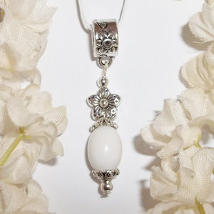 Pretty White Flower Necklace Gift Idea NWT 4835